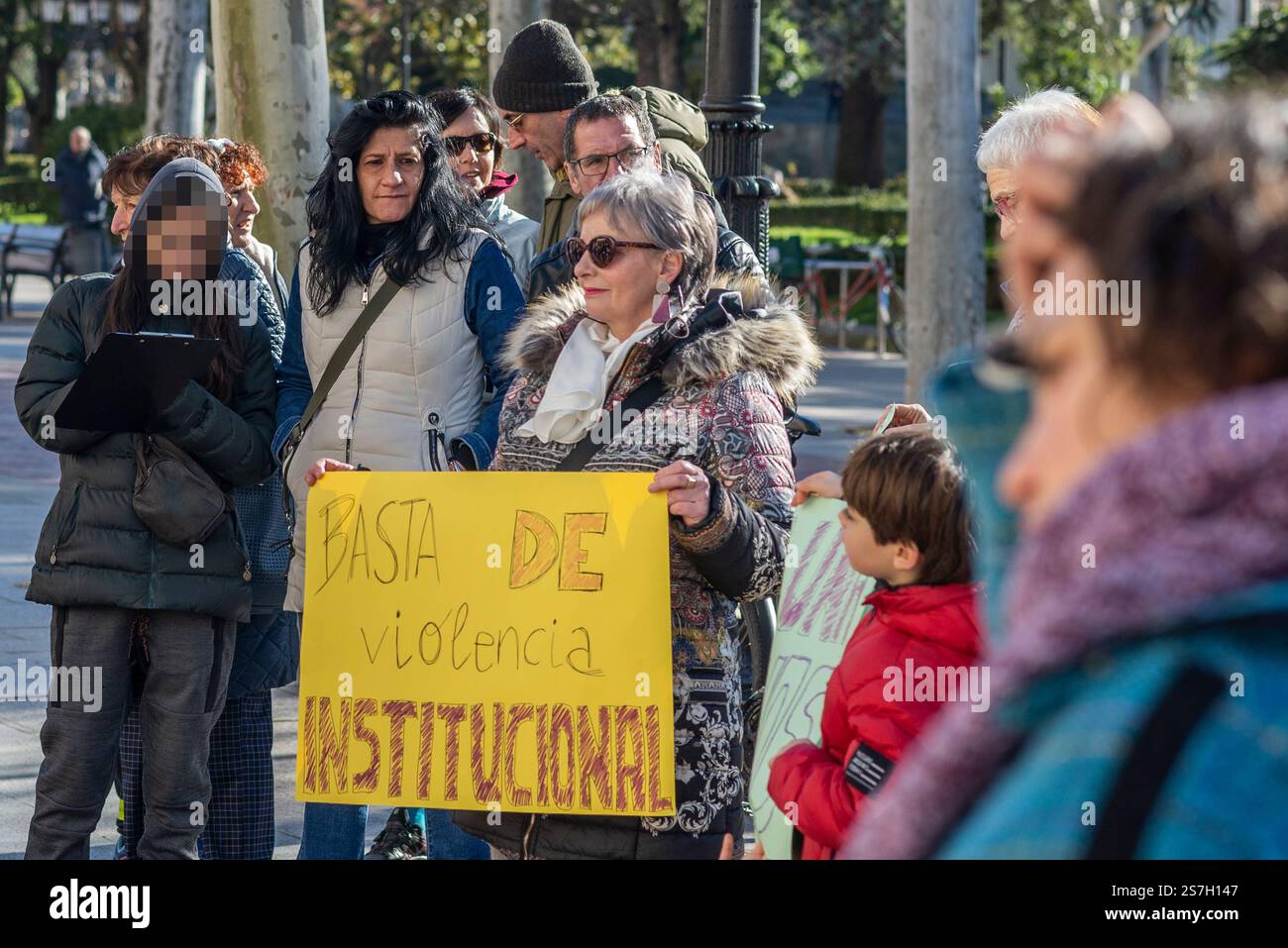 Logrono, la Rioja, Spagna. 19 gennaio 2025. La silenziosa concentrazione di fronte alla delegazione del governo a la Rioja, dove centinaia di cittadini si sono riuniti per esprimere la loro repulsione al femminicidio confermato si è verificata in un bancomat a Logroño. La piazza è stata piena di persone che portavano segnali contro la violenza maschile, mentre le autorità locali, i rappresentanti politici e i membri delle organizzazioni sociali guidano l'atto. Crediti: MARIO MARTIJA/Alamy Live News Foto Stock