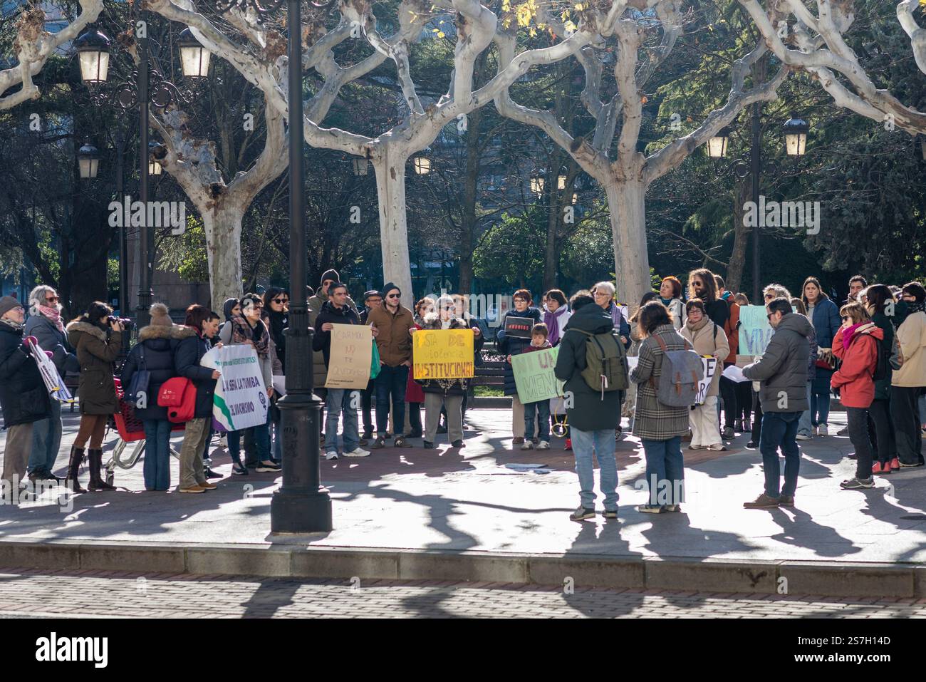 Logrono, la Rioja, Spagna. 19 gennaio 2025. La silenziosa concentrazione di fronte alla delegazione del governo a la Rioja, dove centinaia di cittadini si sono riuniti per esprimere la loro repulsione al femminicidio confermato si è verificata in un bancomat a Logroño. La piazza è stata piena di persone che portavano segnali contro la violenza maschile, mentre le autorità locali, i rappresentanti politici e i membri delle organizzazioni sociali guidano l'atto. Crediti: MARIO MARTIJA/Alamy Live News Foto Stock