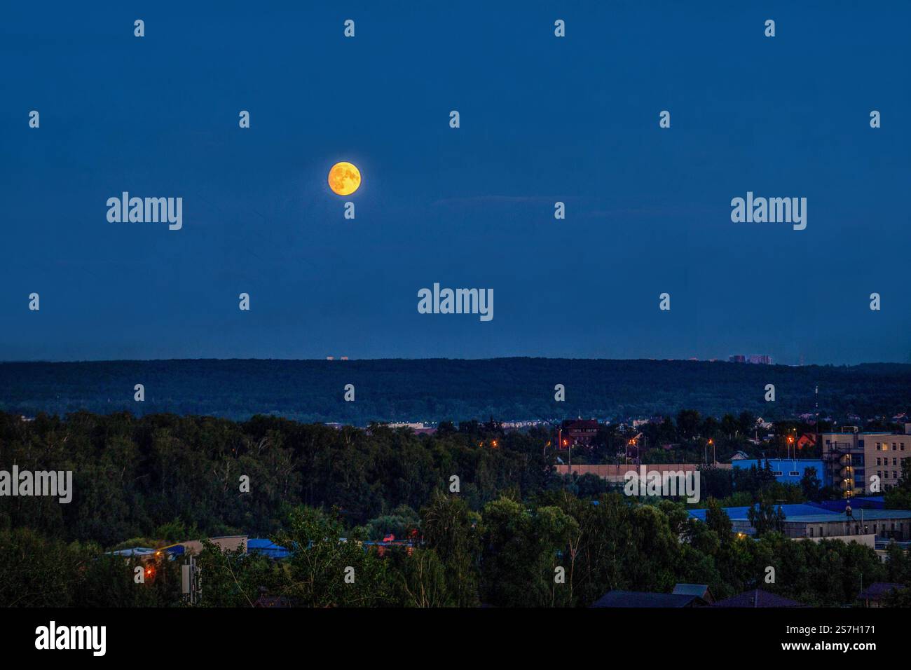 Posizione bassa sulla Luna sopra Mosca . All'angolo destro - Centro Nazionale di ricerca medica per la chirurgia cardiovascolare dell'istituzione federale di bilancio Foto Stock