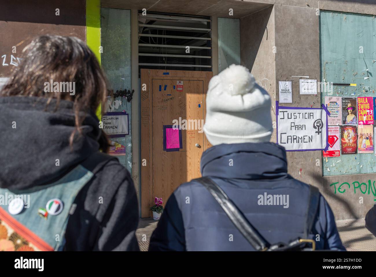 Logrono, la Rioja, Spagna. 19 gennaio 2025. La silenziosa concentrazione di fronte alla delegazione del governo a la Rioja, dove centinaia di cittadini si sono riuniti per esprimere la loro repulsione al femminicidio confermato si è verificata in un bancomat a Logroño. La piazza è stata piena di persone che portavano segnali contro la violenza maschile, mentre le autorità locali, i rappresentanti politici e i membri delle organizzazioni sociali guidano l'atto. Crediti: MARIO MARTIJA/Alamy Live News Foto Stock