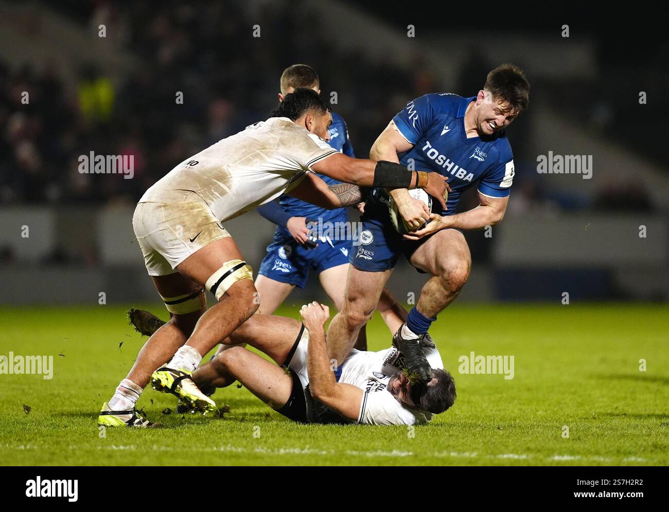 Ben Curry dei sale Sharks ha affrontato Matthias Halagahu e Jeremy Sinzelle durante la partita della Investec Champions Cup all'AJ Bell Stadium di Salford. Data foto: Domenica 19 gennaio 2025. Foto Stock