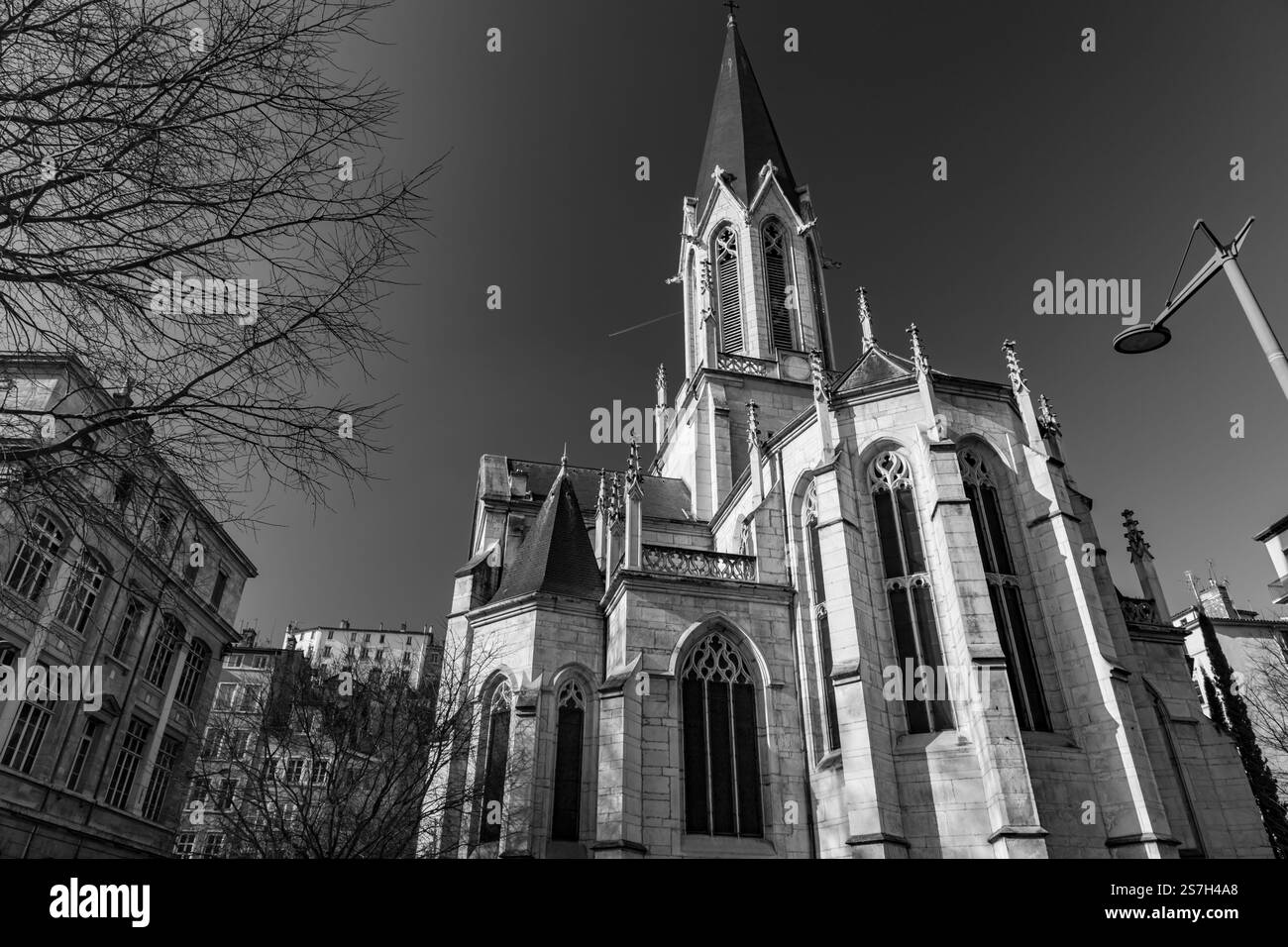 Lione, Francia - 25 gennaio 2022: Chiesa di San Giorgio ed edifici intorno al fiume Saone, la città vecchia di Lione, Francia. Foto Stock