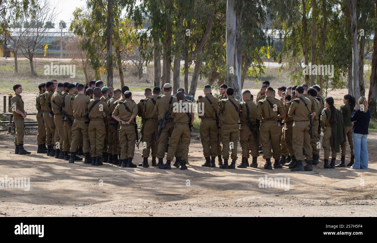 Sud di Israele, Israele. 19 gennaio 2025. I soldati israeliani dell'IDF si riuniscono per un briefing fuori da una base militare vicino al confine con la Striscia di Gaza il 19 gennaio 2025, il primo giorno del cessate il fuoco Israele-Hamas. Il cessate il fuoco sarà in tre fasi e oggi ha visto la liberazione dei primi tre ostaggi. Foto di Jim Hollander/UPI credito: UPI/Alamy Live News Foto Stock