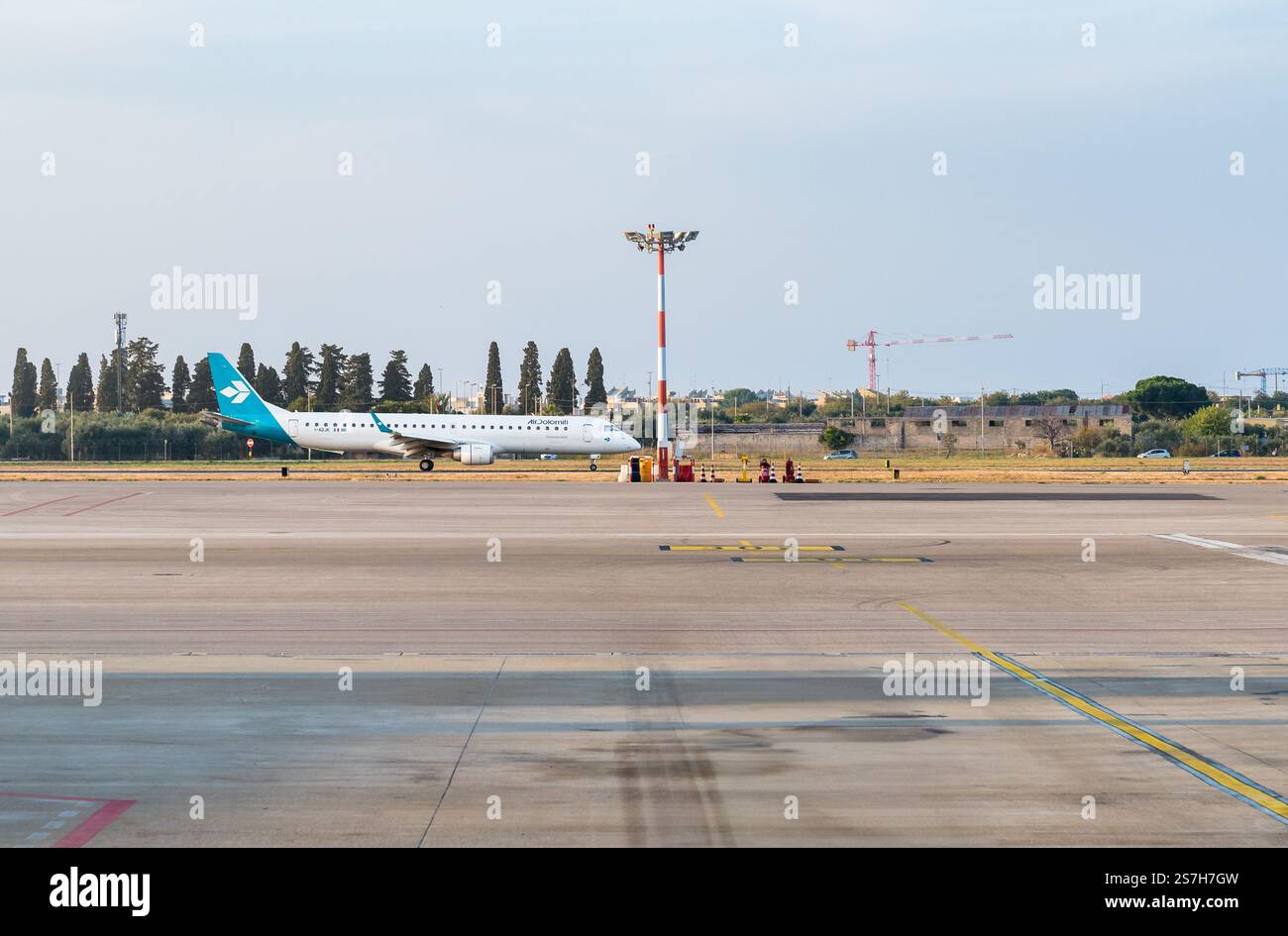 Bari, Puglia, Italia - 10 ottobre 2023: L'aereo Air Dolomiti parte dalla pista dell'aeroporto internazionale Karol Wojtyła di Bari. Foto Stock