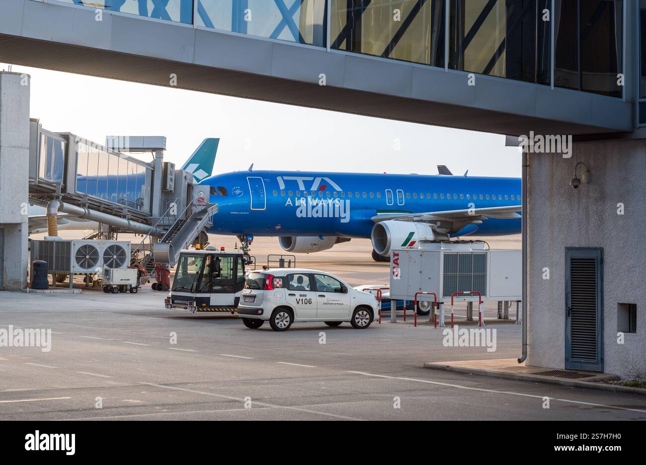 Bari, Puglia, Italia - 10 ottobre 2023: L'aeromobile ITA Airways parte dall'aeroporto internazionale Karol Wojtyła di Bari. Foto Stock