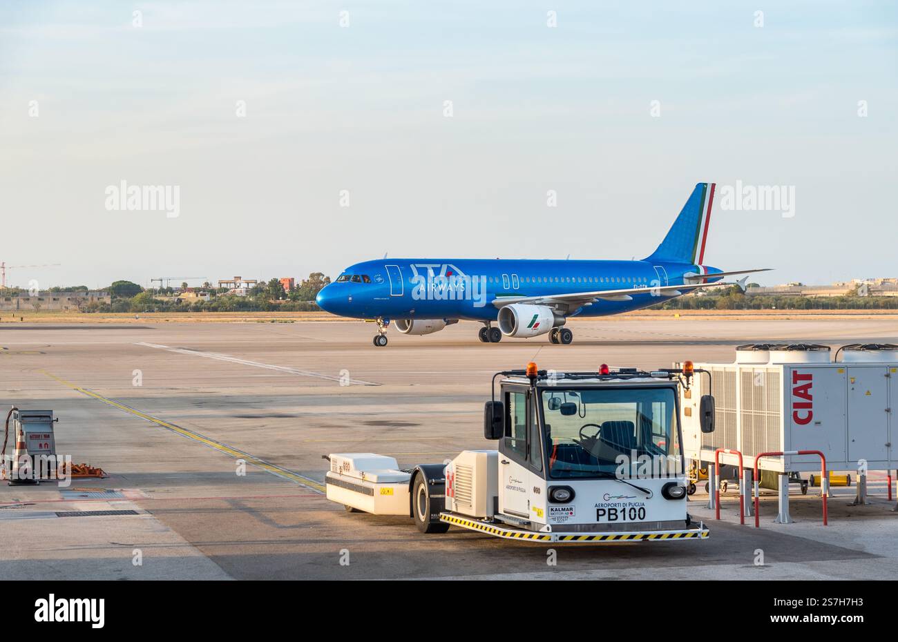 Bari, Puglia, Italia - 10 ottobre 2023: L'aeromobile ITA Airways parte dalla pista dell'aeroporto internazionale Karol Wojtyła di Bari. Foto Stock