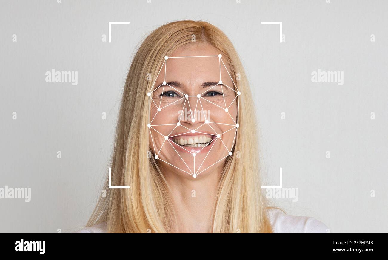 Tecnologia di riconoscimento facciale utilizzata per l'identificazione con un soggetto sorridente Foto Stock