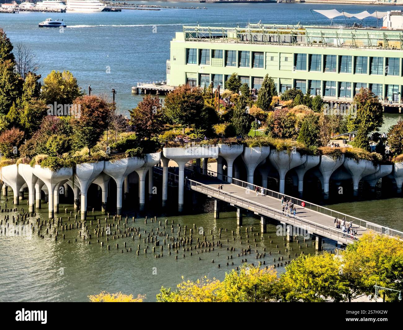 Little Island Park, parco sopraelevato artificiale aperto nel 2021, Pier 55, nel Hudson River Park, Greenwich Village, New York City, NY, USA Foto Stock