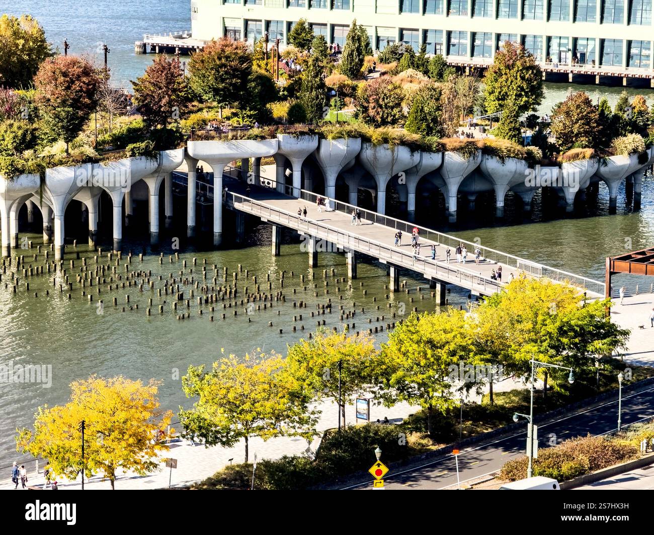 Little Island Park, parco sopraelevato artificiale aperto nel 2021, Pier 55, nel Hudson River Park, Greenwich Village, New York City, NY, USA Foto Stock