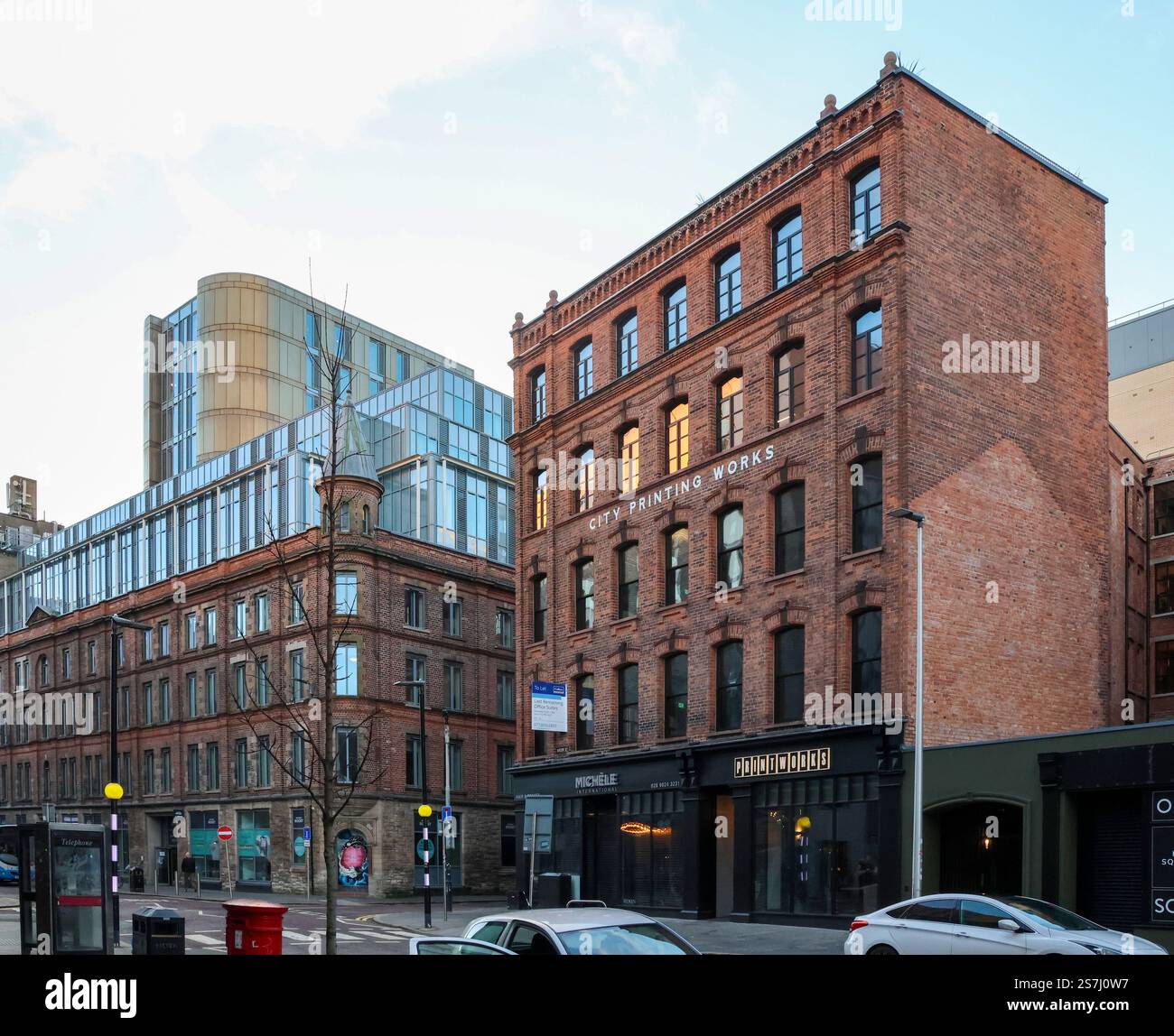 La strada e gli edifici del centro di Belfast hanno riproposto Queen Street Belfast Irlanda del Nord. Tipografia cittadina Belfast. Foto Stock