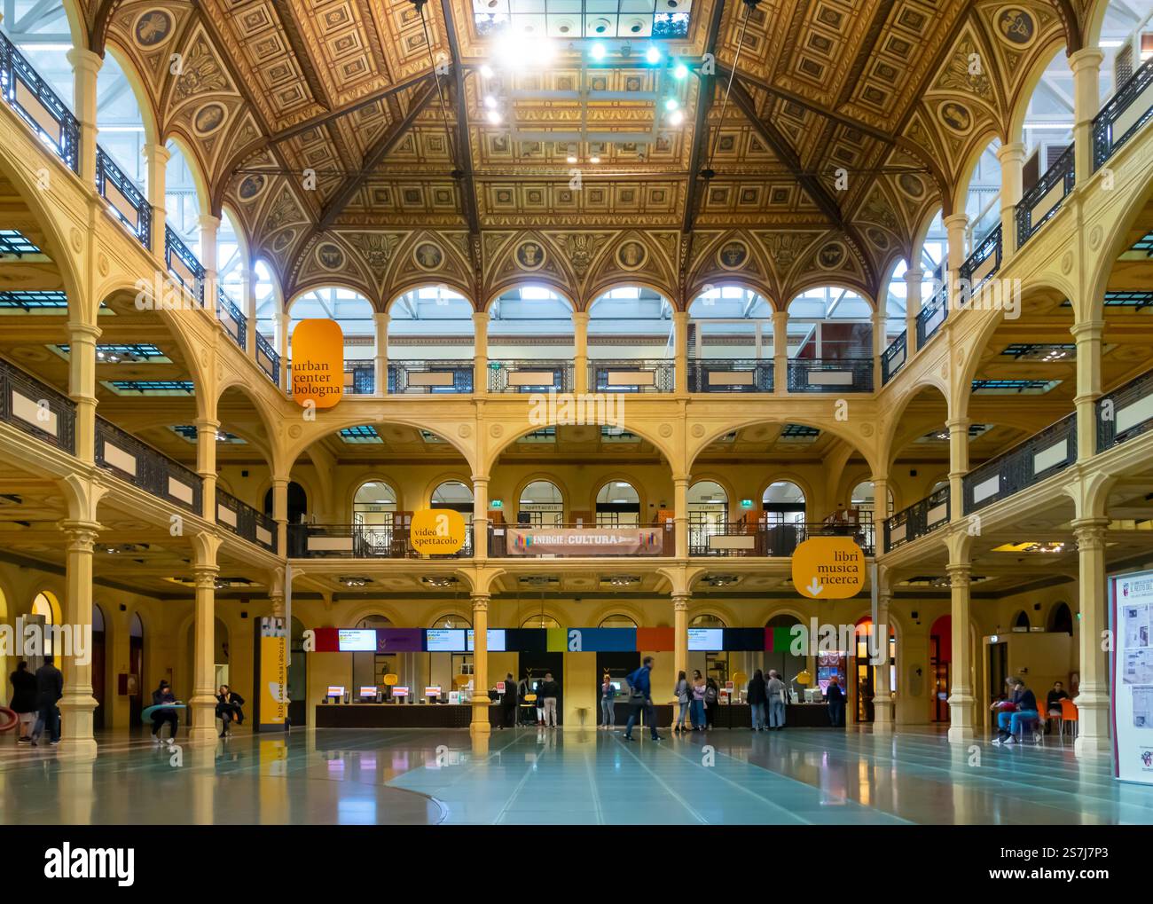 BOLOGNA, ITALIA - 15 ottobre 2019: Persone all'interno della Biblioteca Salaborsa Foto Stock