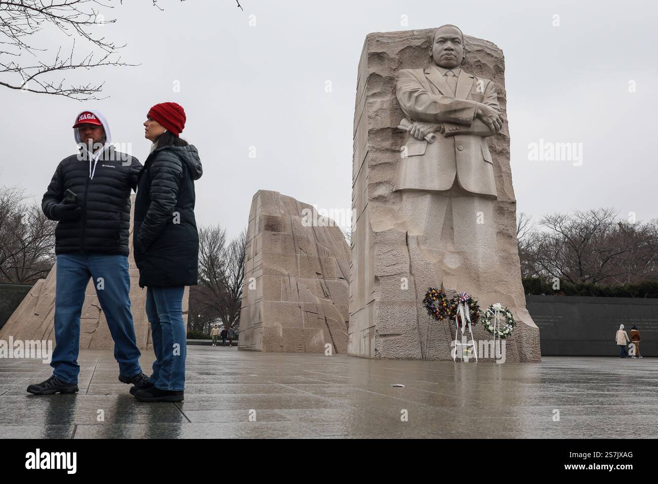 Washington, Stati Uniti. 19 gennaio 2025. Una coppia brava pioggia gelida e neve per visitare il Martin Luther King Jr Memorial il giorno prima di Martin Luther King Jr. Giorno e inaugurazione di Donald J. Trump alla presidenza degli Stati Uniti il 19 gennaio 2025 a Washington DC. La maggior parte dei visitatori si trovava a Washington DC per partecipare all'inaugurazione del presidente Donald Trump, che ora si terrà al chiuso il 20 gennaio a causa del tempo perduto, che richiede temperature estremamente fredde e surgelate. Foto di Jemal Countess/UPI credito: UPI/Alamy Live News Foto Stock