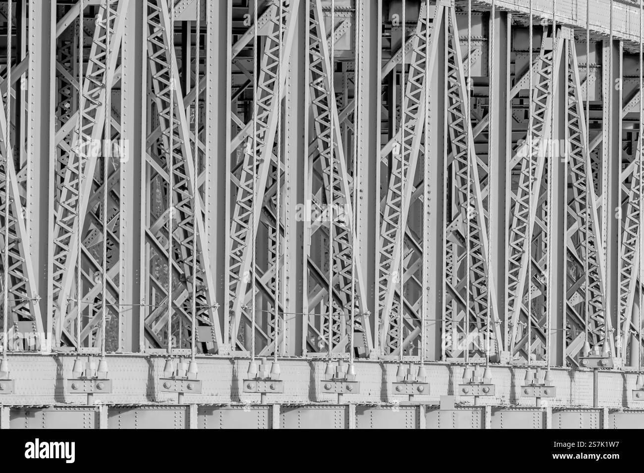 Bear Mountain Bridge, struttura in acciaio grigio, situato nella valle del fiume Hudson, nello stato di New York. Foto Stock