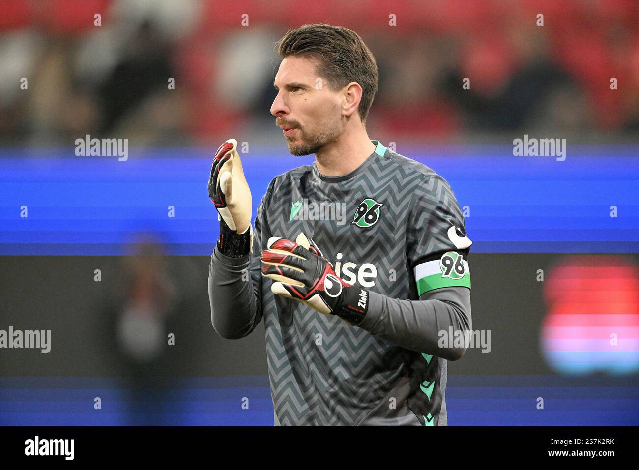 Fussball; Spieltag 18; 2. Bundesliga; Saison 2024/2025; Jahn Regensburg gegen Hannover 96 am 17.01.2025 a Ratisbona UBz: 01 TW Ron-Robert Zieler, Hannover 96. Zeigt. Foto Stock