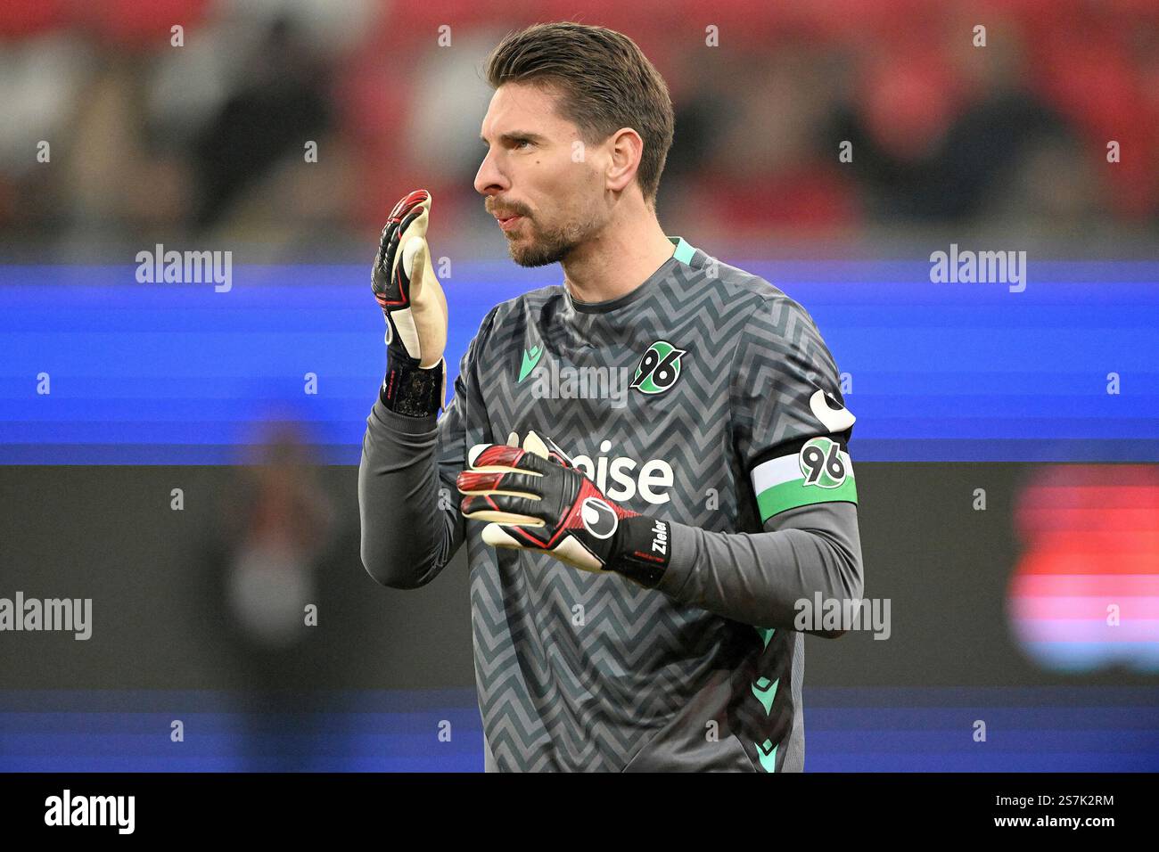 Fussball; Spieltag 18; 2. Bundesliga; Saison 2024/2025; Jahn Regensburg gegen Hannover 96 am 17.01.2025 a Ratisbona UBz: 01 TW Ron-Robert Zieler, Hannover 96. Zeigt. Foto Stock