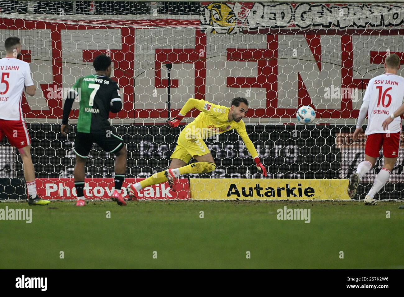 Fussball; Spieltag 18; 2. Bundesliga; Saison 2024/2025; Jahn Regensburg gegen Hannover 96 am 17.01.2025 a Ratisbona UBz: 01 TW Felix Gebhardt, Jahn Regensburg. Schaut dem palla nach. Foto Stock