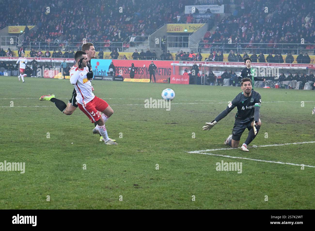 Fussball; Spieltag 18; 2. Bundesliga; Saison 2024/2025; Jahn Regensburg gegen Hannover 96 am 17.01.2025 a Regensburg UBz: 22 Sargis Adamyan, Jahn Regensburg. Scheitert An 01 TW Ron-Robert Zieler, Hannover 96. Foto Stock