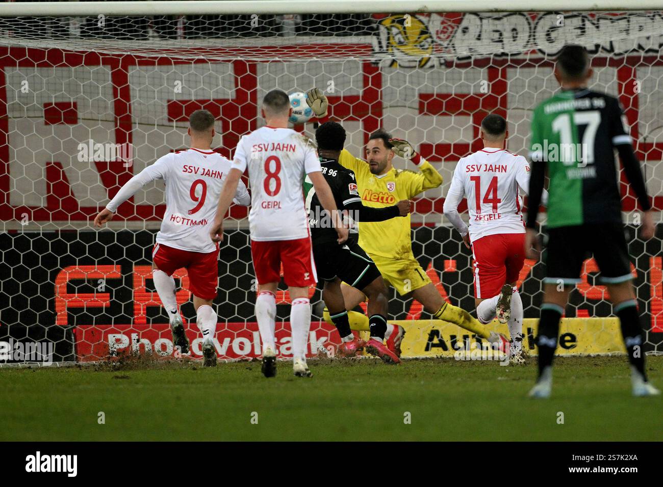 Fussball; Spieltag 18; 2. Bundesliga; Saison 2024/2025; Jahn Regensburg gegen Hannover 96 am 17.01.2025 a Regensburg UBz: 07 Jessie Ngankam, Hannover 96. Erzielt das Tor zum 0:1-Endstand gegen 01 TW Felix Gebhardt, Jahn Regensburg. Foto Stock
