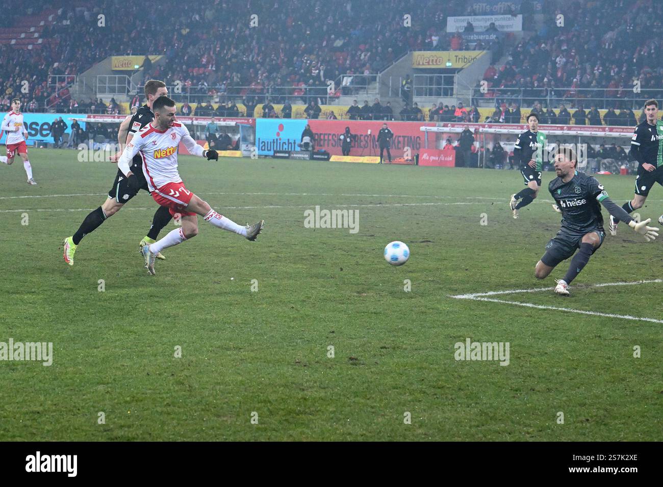 Fussball; Spieltag 18; 2. Bundesliga; Saison 2024/2025; Jahn Regensburg gegen Hannover 96 am 17.01.2025 a Regensburg UBz: 22 Sargis Adamyan, Jahn Regensburg. Scheitert An 01 TW Ron-Robert Zieler, Hannover 96. Foto Stock