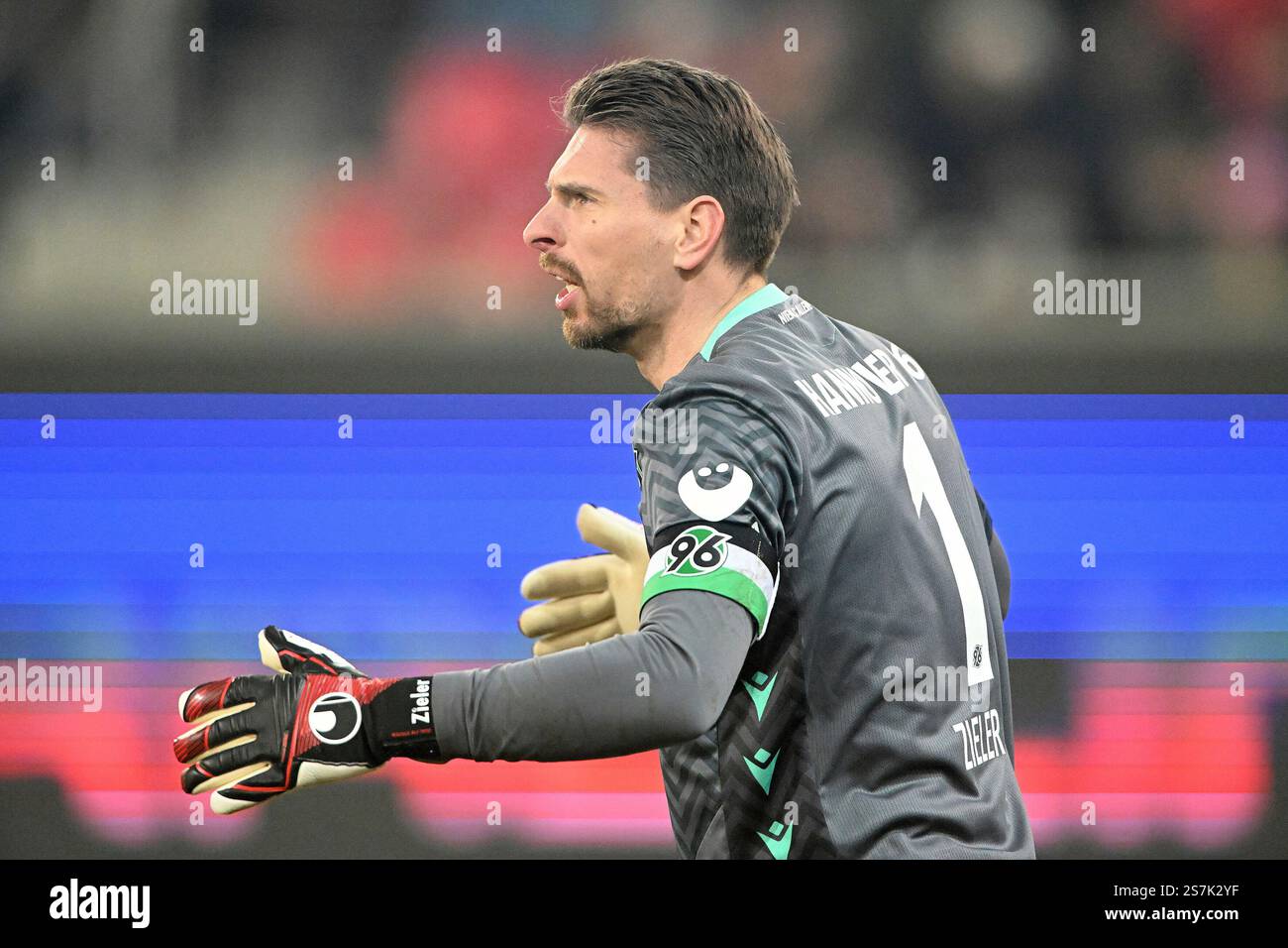 Fussball; Spieltag 18; 2. Bundesliga; Saison 2024/2025; Jahn Regensburg gegen Hannover 96 am 17.01.2025 a Ratisbona UBz: 01 TW Ron-Robert Zieler, Hannover 96. Zeigt. Schreit. Foto Stock