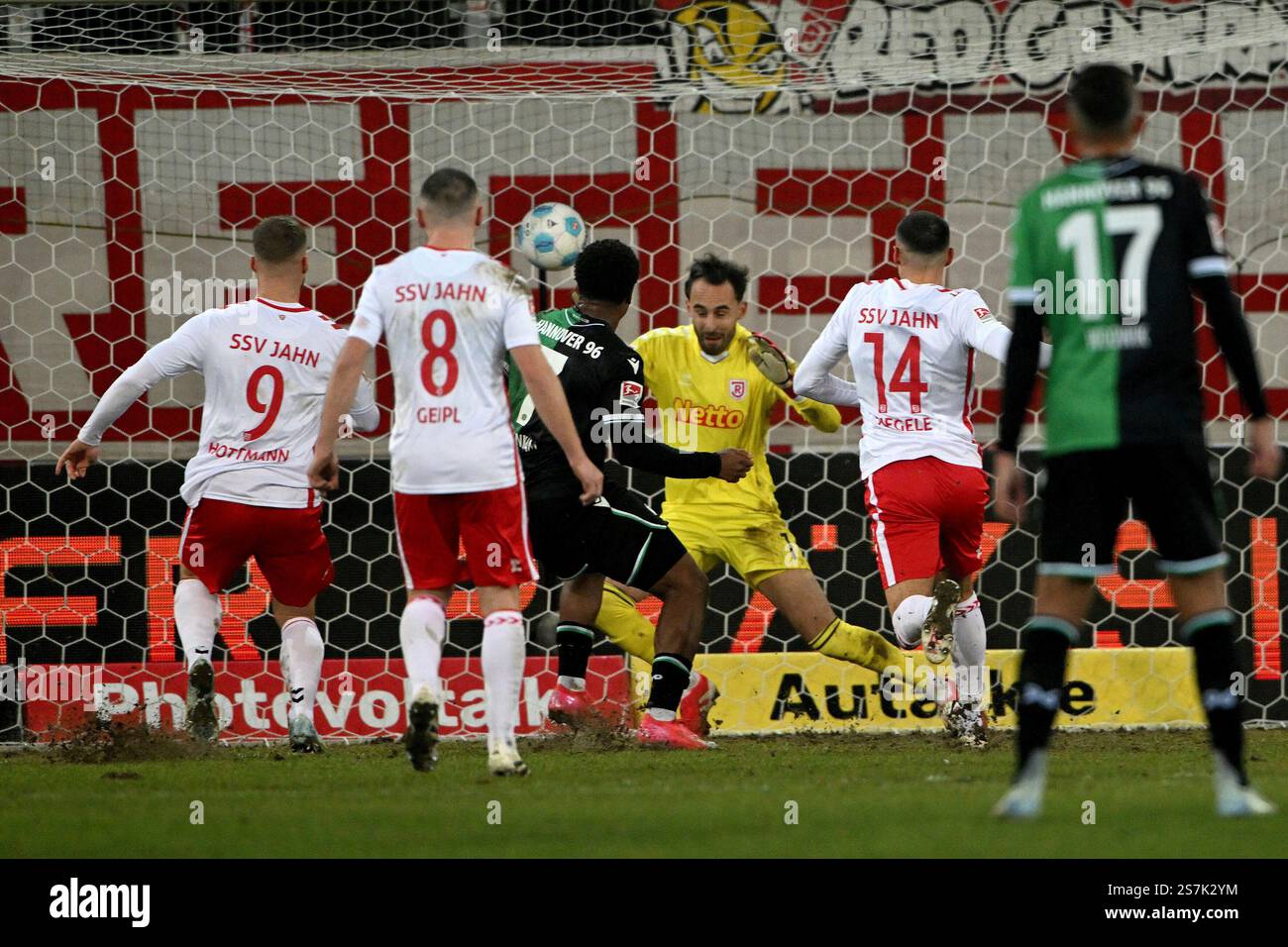 Fussball; Spieltag 18; 2. Bundesliga; Saison 2024/2025; Jahn Regensburg gegen Hannover 96 am 17.01.2025 a Regensburg UBz: 07 Jessie Ngankam, Hannover 96. Erzielt das Tor zum 0:1-Endstand gegen 01 TW Felix Gebhardt, Jahn Regensburg. Foto Stock