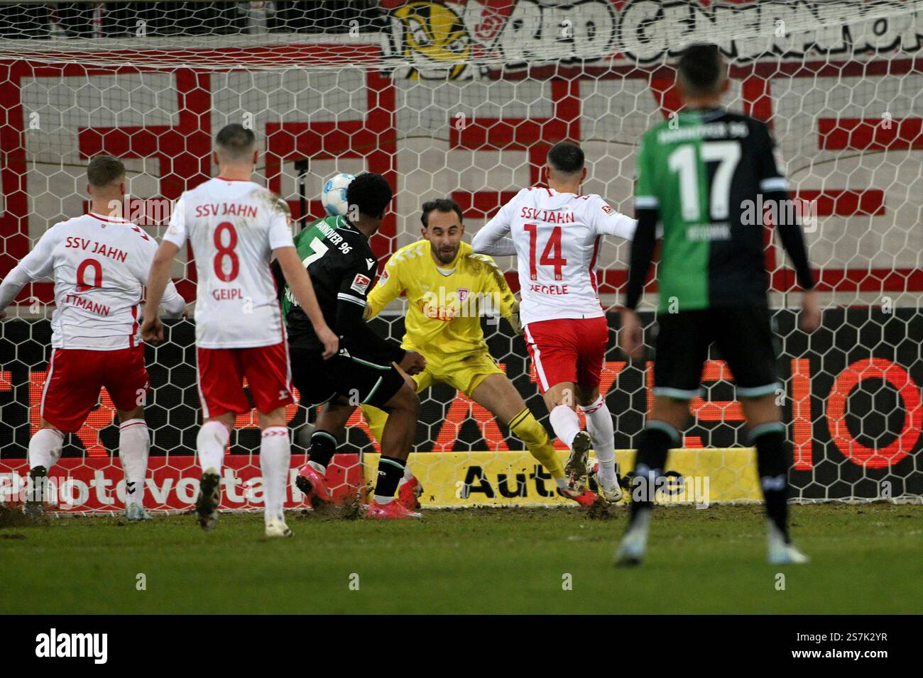 Fussball; Spieltag 18; 2. Bundesliga; Saison 2024/2025; Jahn Regensburg gegen Hannover 96 am 17.01.2025 a Regensburg UBz: 07 Jessie Ngankam, Hannover 96. Erzielt das Tor zum 0:1-Endstand gegen 01 TW Felix Gebhardt, Jahn Regensburg. Foto Stock