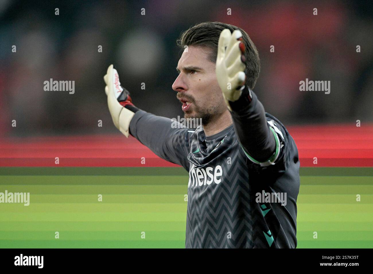 Fussball; Spieltag 18; 2. Bundesliga; Saison 2024/2025; Jahn Regensburg gegen Hannover 96 am 17.01.2025 a Ratisbona UBz: 01 TW Ron-Robert Zieler, Hannover 96. Zeigt. Foto Stock