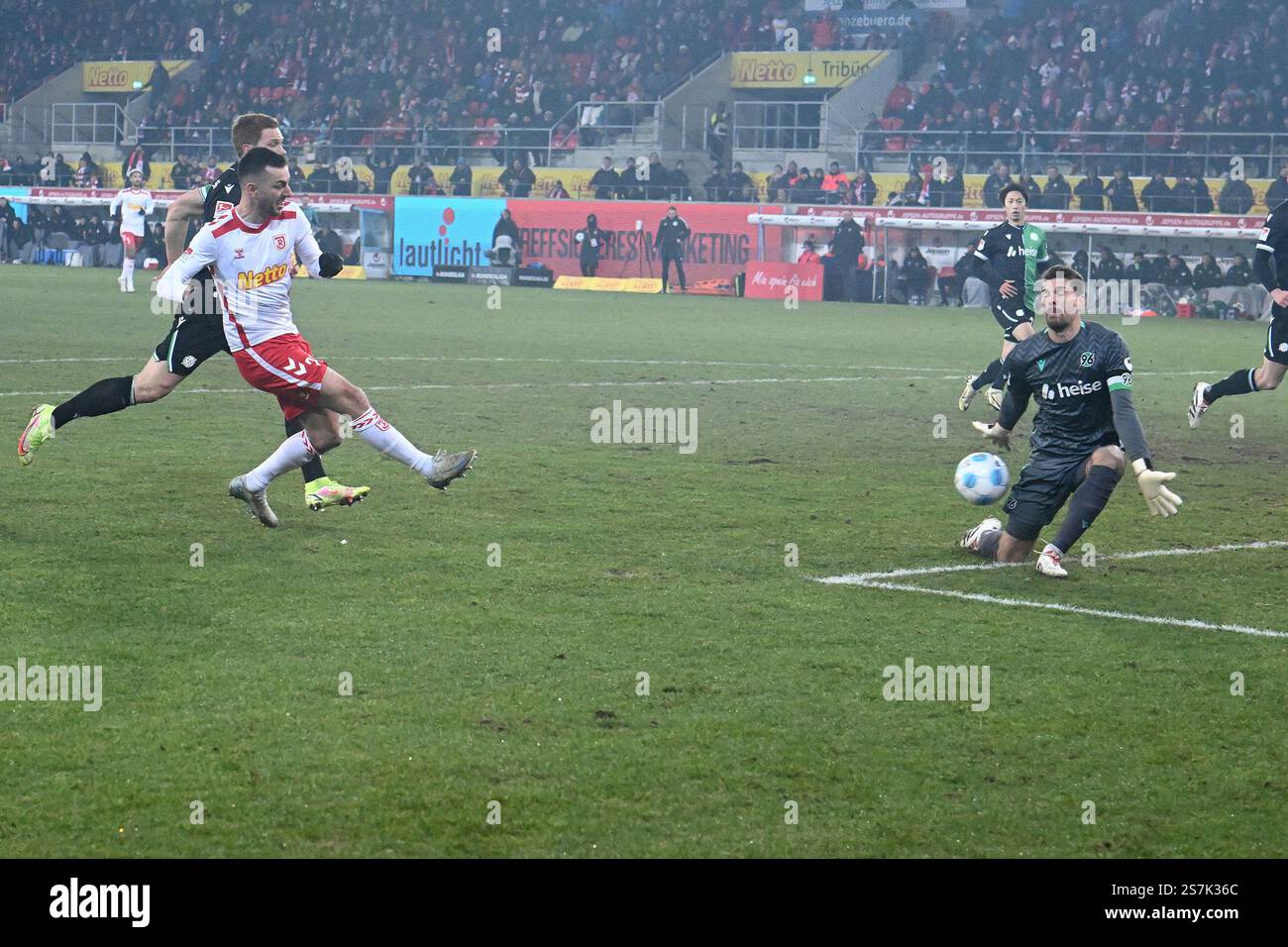Fussball; Spieltag 18; 2. Bundesliga; Saison 2024/2025; Jahn Regensburg gegen Hannover 96 am 17.01.2025 a Regensburg UBz: 22 Sargis Adamyan, Jahn Regensburg. Scheitert An 01 TW Ron-Robert Zieler, Hannover 96. Foto Stock