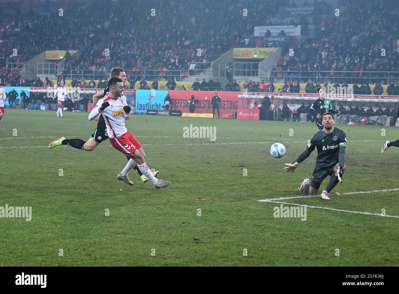 Fussball; Spieltag 18; 2. Bundesliga; Saison 2024/2025; Jahn Regensburg gegen Hannover 96 am 17.01.2025 a Regensburg UBz: 22 Sargis Adamyan, Jahn Regensburg. Scheitert An 01 TW Ron-Robert Zieler, Hannover 96. Foto Stock