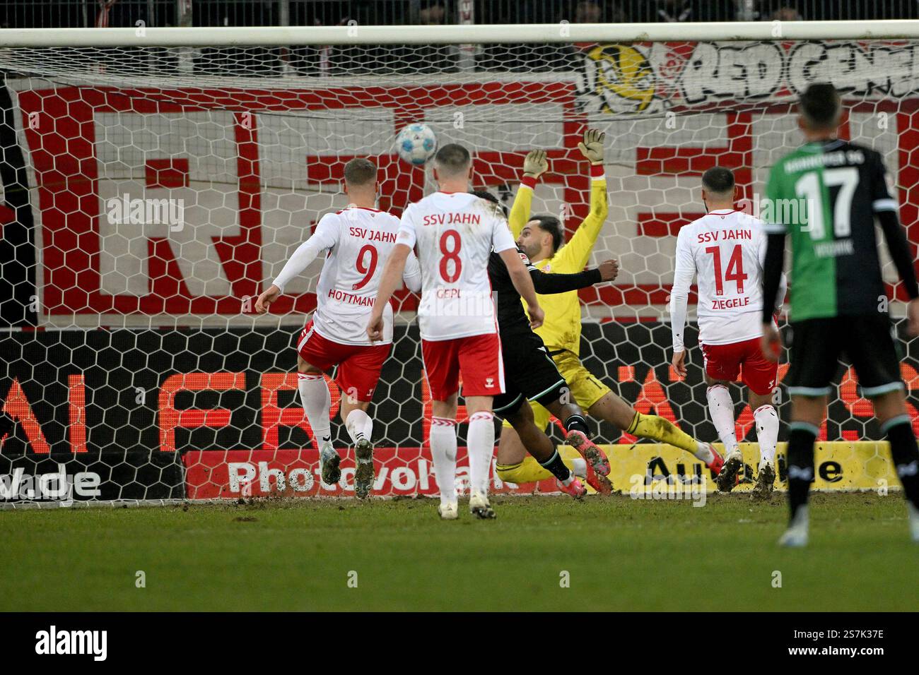 Fussball; Spieltag 18; 2. Bundesliga; Saison 2024/2025; Jahn Regensburg gegen Hannover 96 am 17.01.2025 a Regensburg UBz: 07 Jessie Ngankam, Hannover 96. Erzielt das Tor zum 0:1-Endstand gegen 01 TW Felix Gebhardt, Jahn Regensburg. Foto Stock