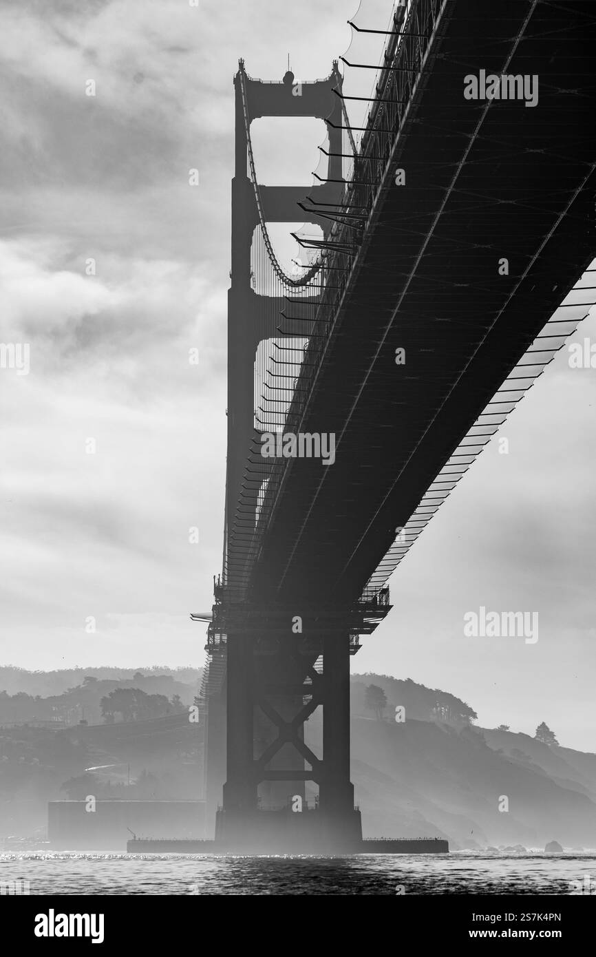 La lunga estensione del Golden Gate Bridge si estende attraverso le acque della Baia di San Francisco Foto Stock