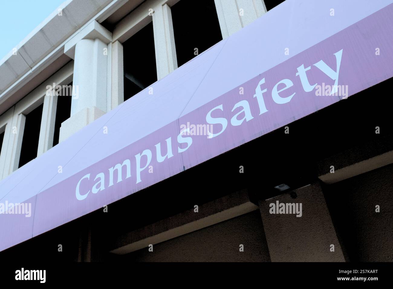 Sicurezza del campus in lettere bianche su tenda in tela presso gli uffici di sicurezza del campus della Santa Clara University, Santa Clara, California; applicazione della sicurezza. Foto Stock