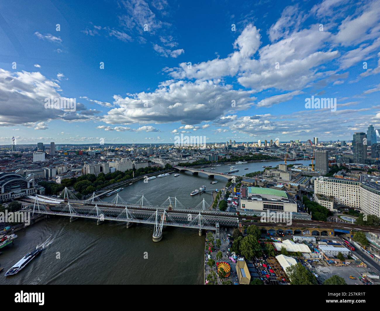Londra, Regno Unito - 29 giugno 2023: Vista aerea dal London Eye sul Tamigi. Foto Stock
