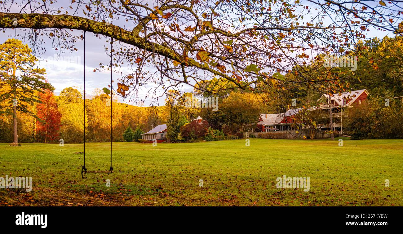 Splendida alba autunnale al Glen-Ella Springs Inn, un appartato bed & breakfast nelle montagne della Georgia settentrionale vicino a Clarkesville, Georgia. (USA) Foto Stock