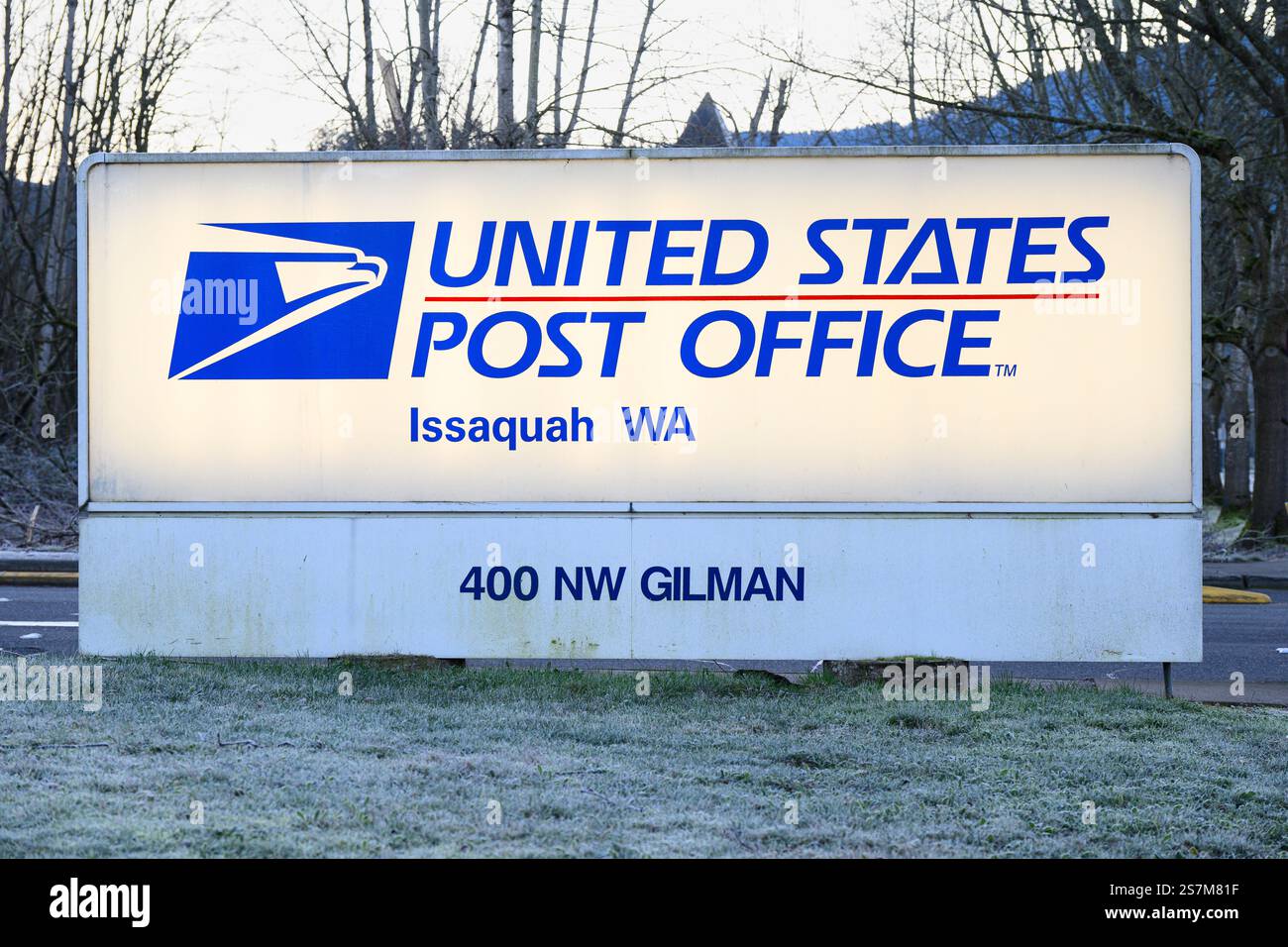 Issaquah, WA, USA - 19 gennaio 2025; insegna illuminata con logo presso l'ufficio postale degli Stati Uniti di Issaquah Washington Foto Stock