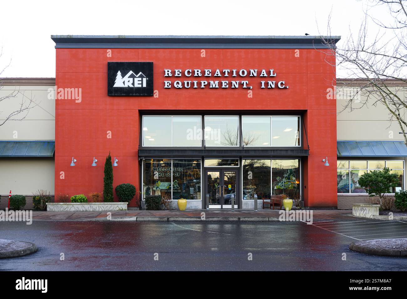 Issaquah, WA, USA - 19 gennaio 2025; facciata del negozio REI Recreational Equipment Inc con logo in Issaquah Foto Stock