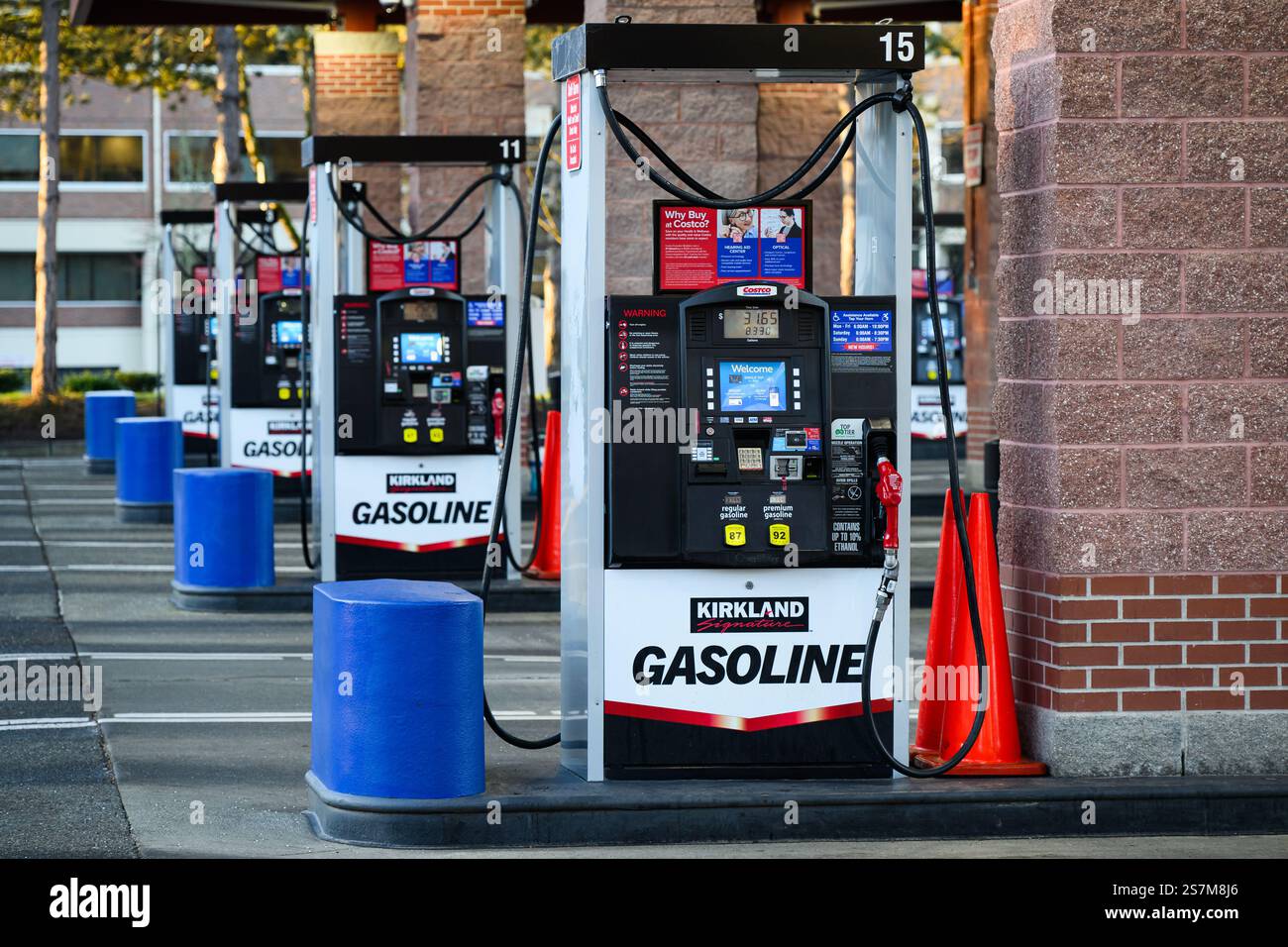 Issaquah, WA, Stati Uniti d'America - 19 gennaio 2025; pompe di benzina a marchio Costco Kirkland Signature presso la stazione di servizio aziendale Foto Stock