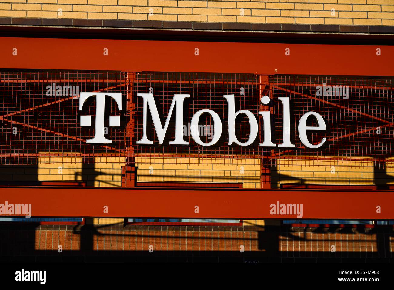 Issaquah, WA, Stati Uniti d'America - 19 gennaio 2025; primo piano di accesso T-Mobile nel punto vendita Foto Stock
