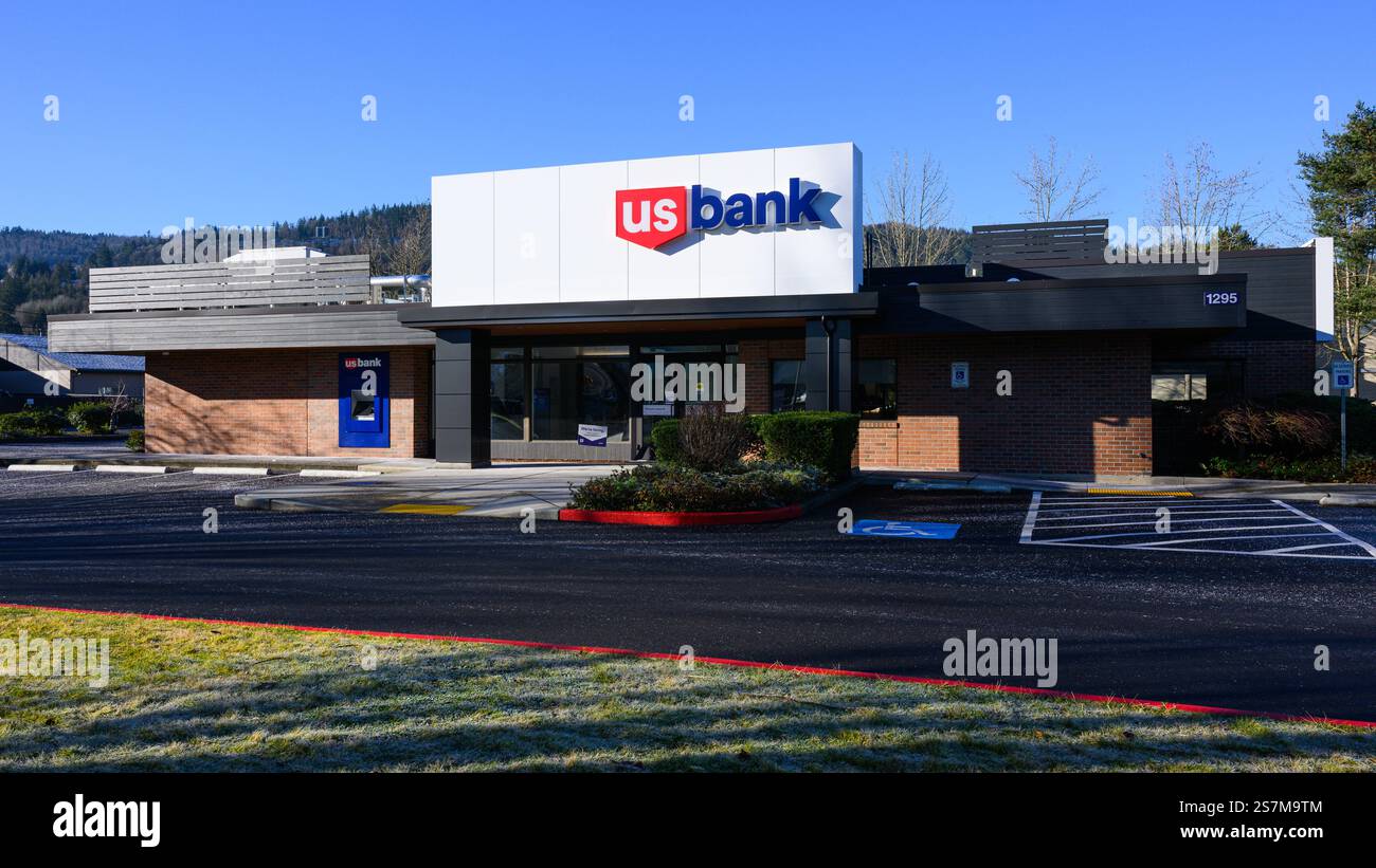 Issaquah, WA, Stati Uniti d'America - 19 gennaio 2025; edificio della filiale della US Bank con grande cartello sul tetto Foto Stock