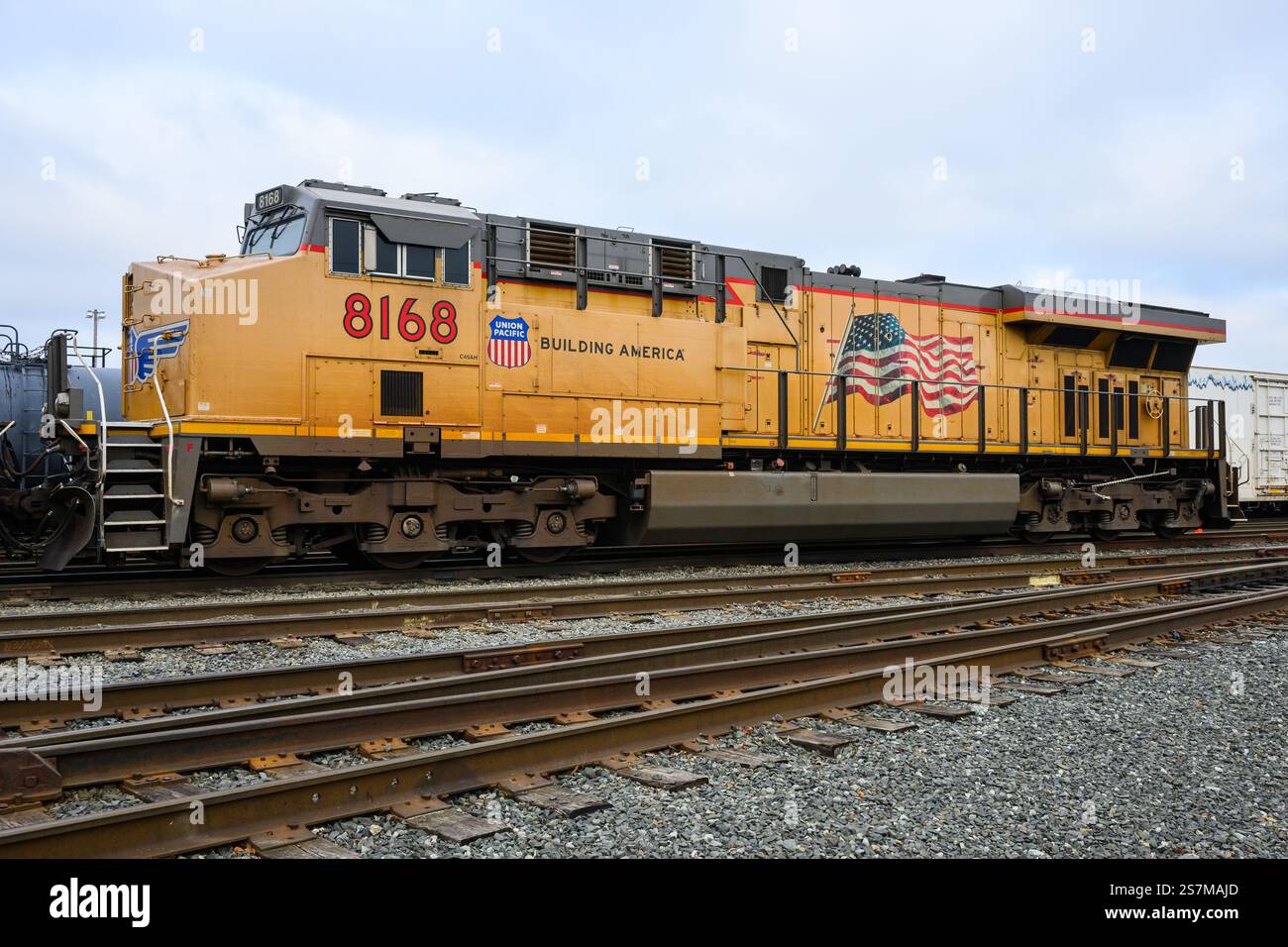 Tacoma, WA, USA - 14 gennaio 2025; locomotiva diesel Union Pacific con bandiera americana e logo aziendale Foto Stock