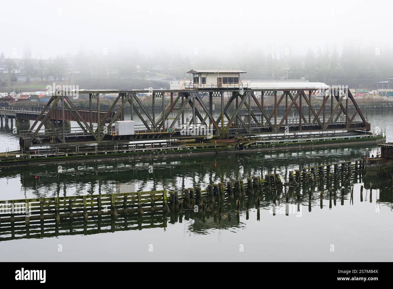 Everett, WA, USA - 15 gennaio 2025; BNSF Snohomish River Swing Bridge aperto per il traffico di imbarcazioni Foto Stock
