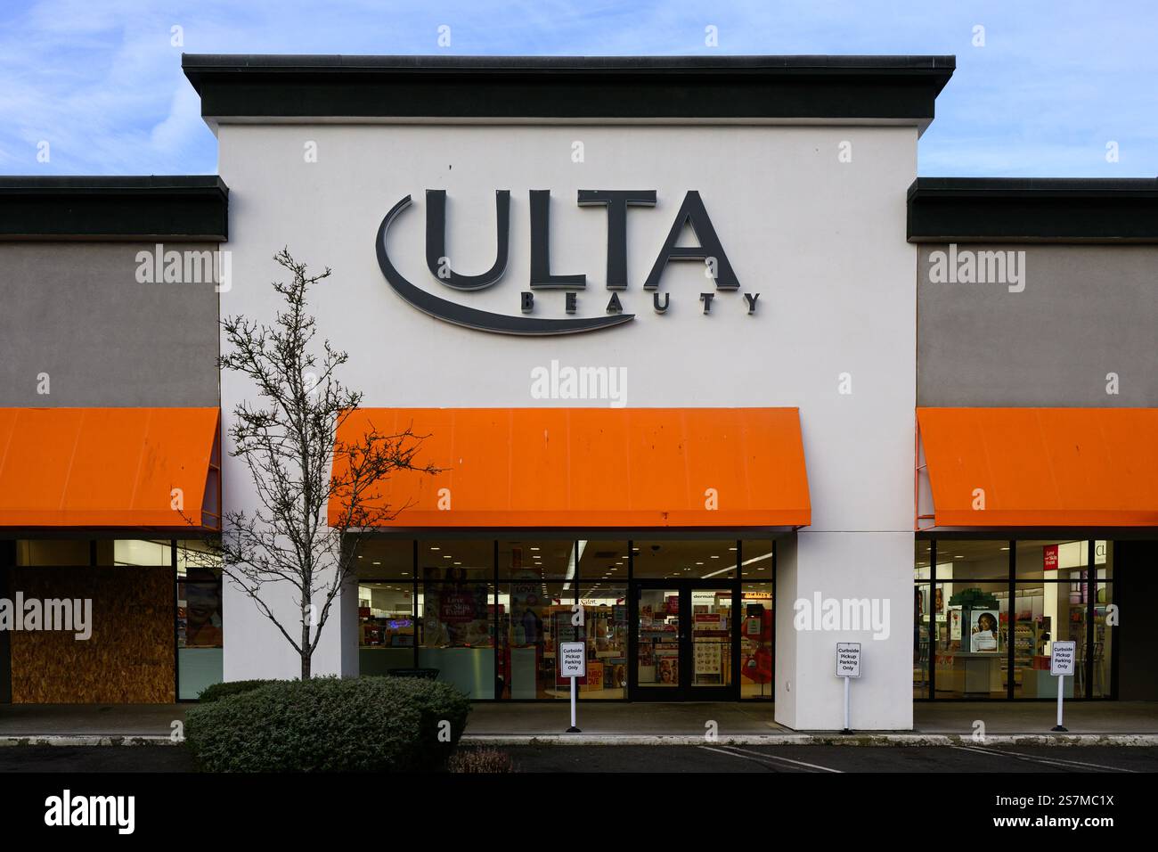Redmond, WA, USA - 18 gennaio 2025; Ulta Beauty business store con cartello e logo in colori aziendali Foto Stock