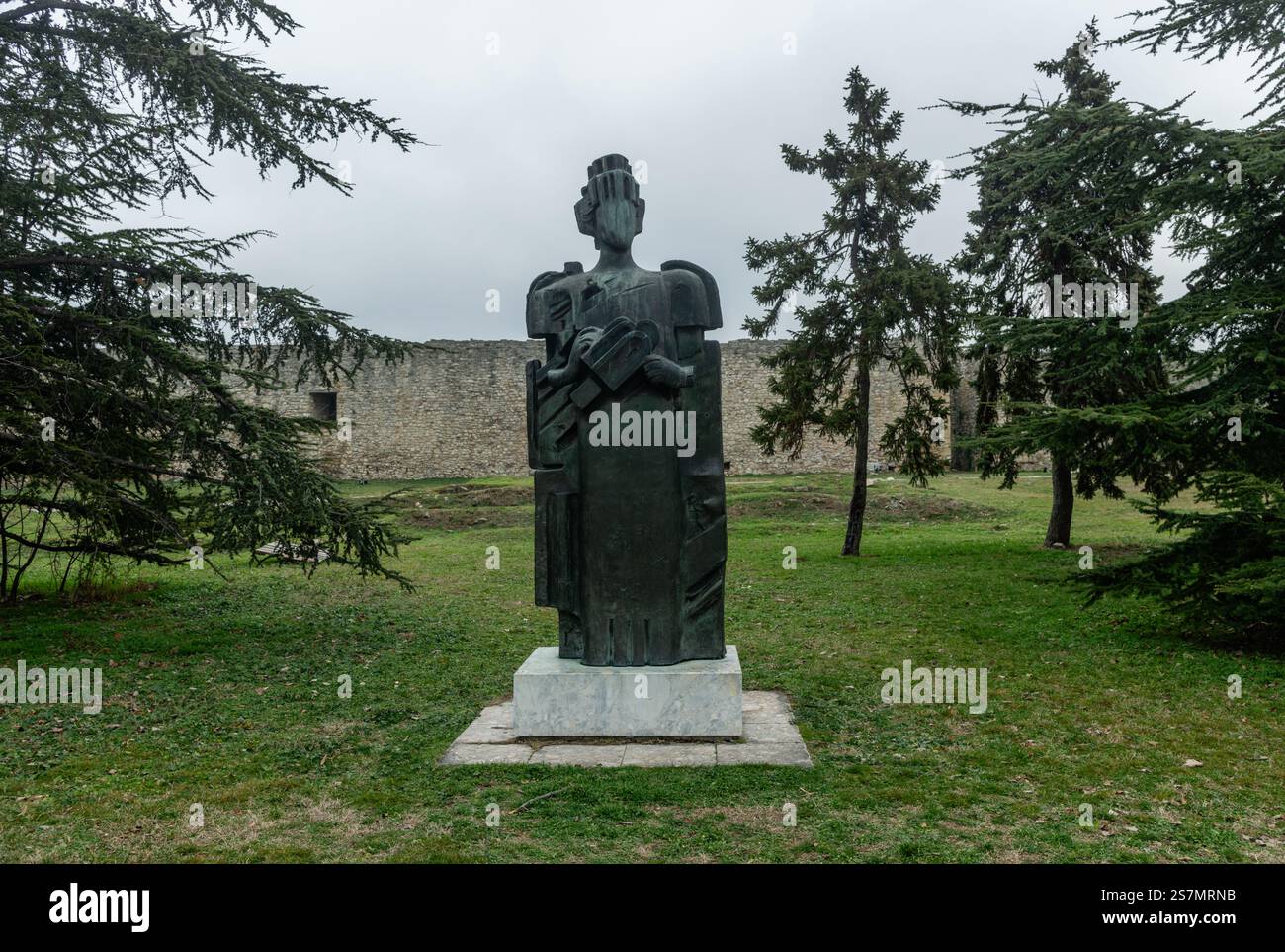Statua del Despot Stefan Lazarevic nei terreni della Fortezza di Belgrado in inverno, in Serbia Foto Stock