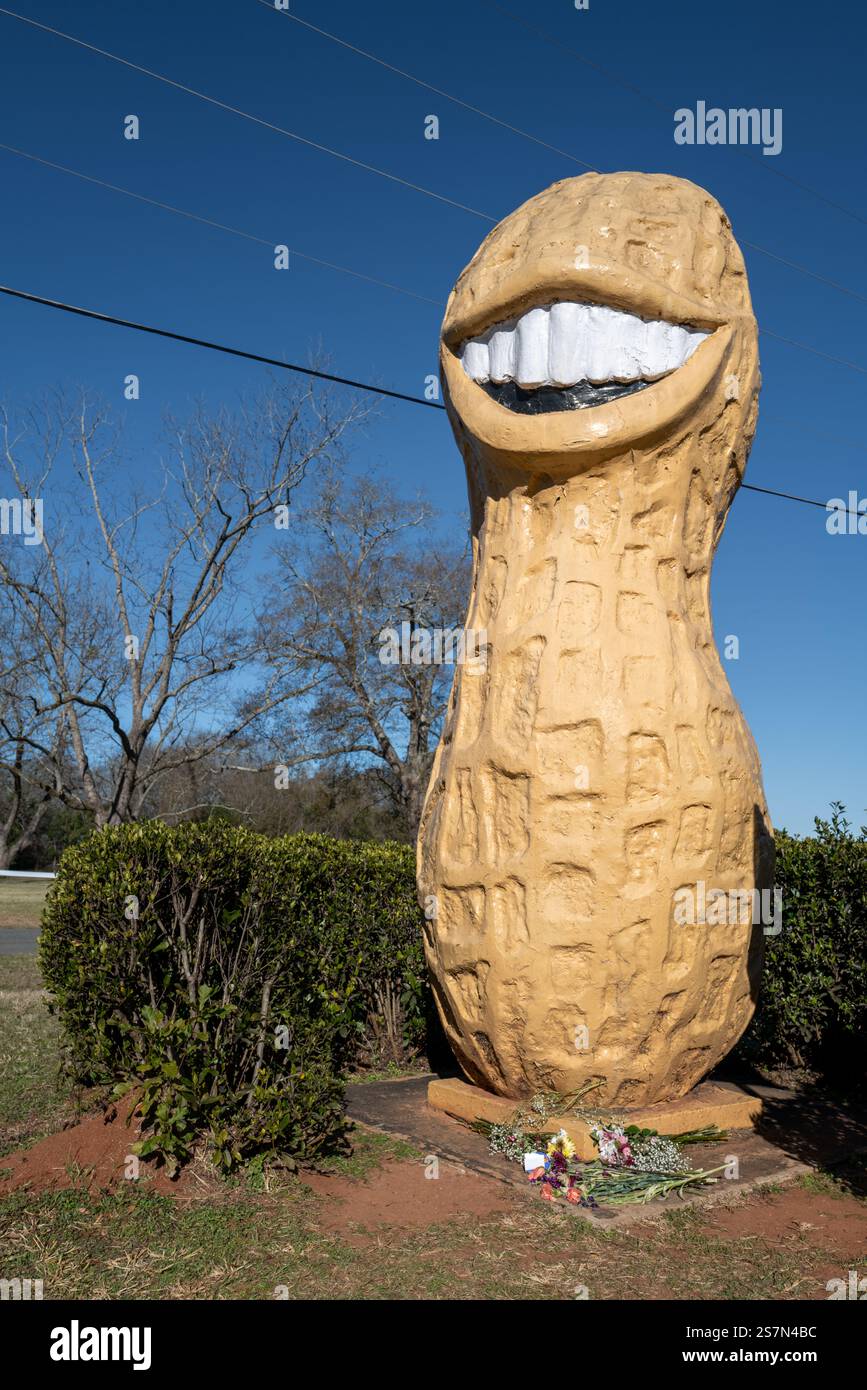 L'arachide sorridente con fiori alla base, una scultura stravagante in onore del presidente Jimmy Carter e del suo grande sorriso e un tempo coltivatore di arachidi. Foto Stock