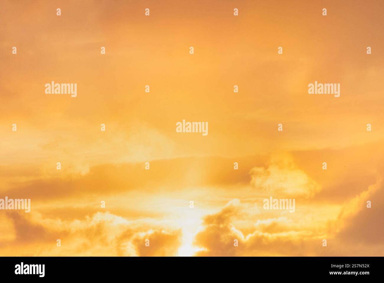 Un bellissimo tramonto dorato illumina le nuvole in un modo che evoca tranquillità e calore Foto Stock