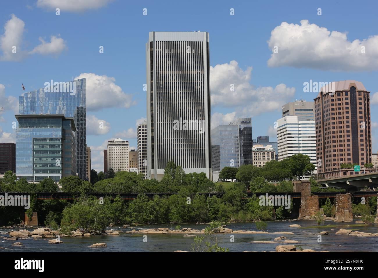 Skyline cittadino a Richmond, Virginia, con l'edificio della Dominion Energy e la Federal Reserve di fronte al fiume James. Foto Stock