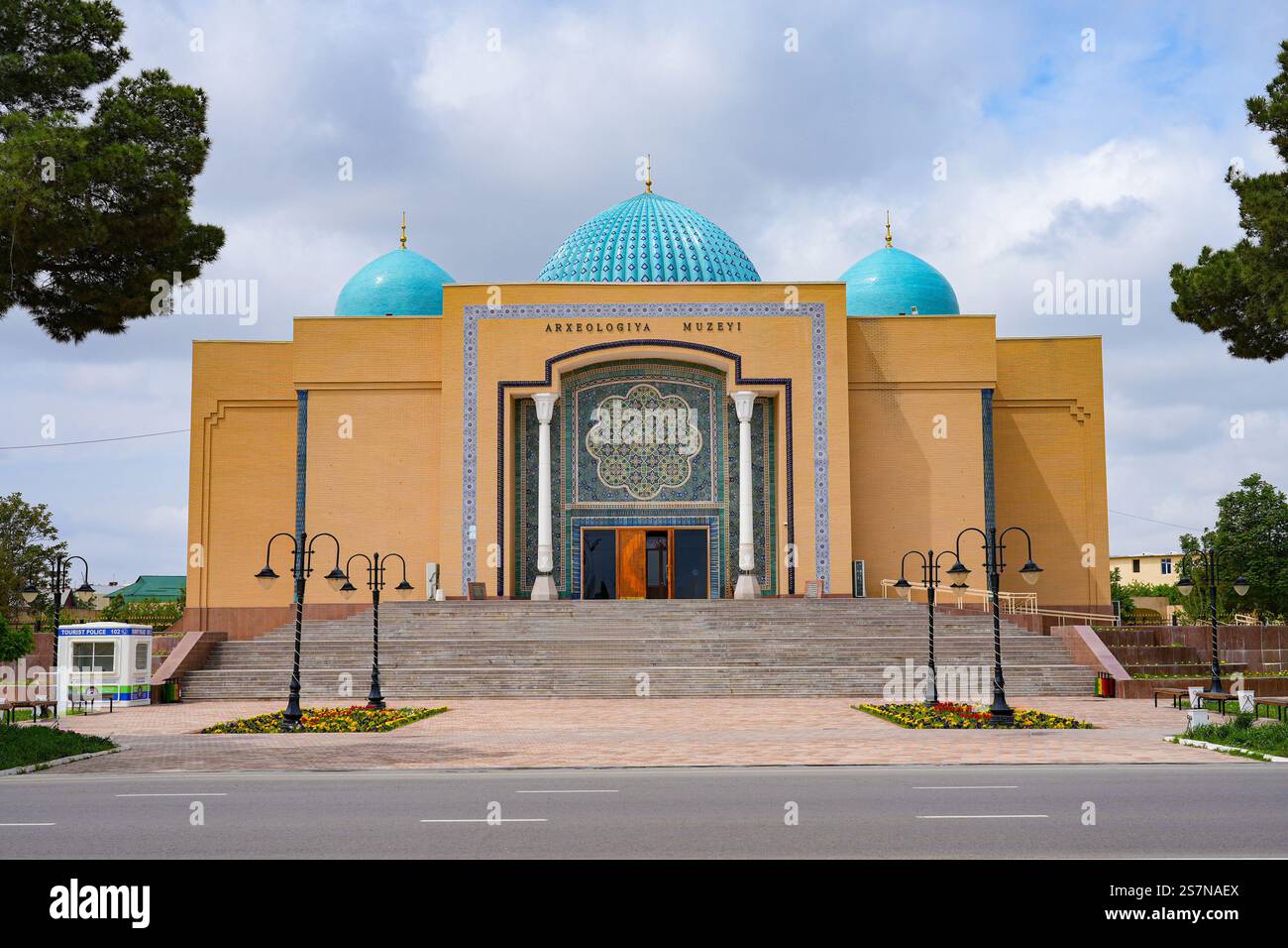 Facciata del Museo Archeologico di Termez con le sue cupole turchesi nella regione Surxondaryo dell'Uzbekistan, Asia centrale Foto Stock