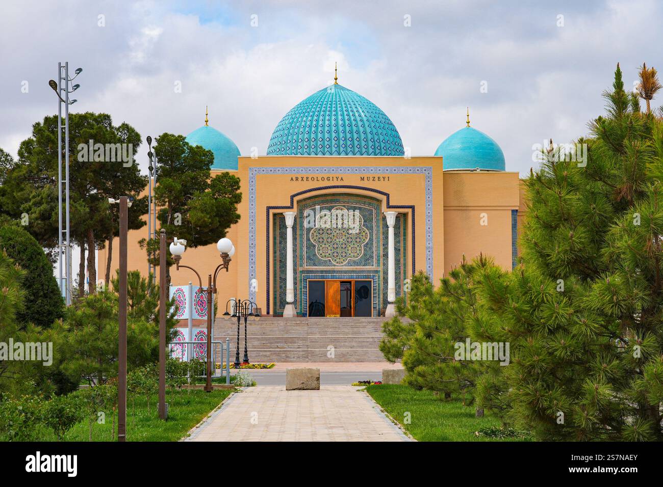 Facciata del Museo Archeologico di Termez con le sue cupole turchesi nella regione Surxondaryo dell'Uzbekistan, Asia centrale Foto Stock
