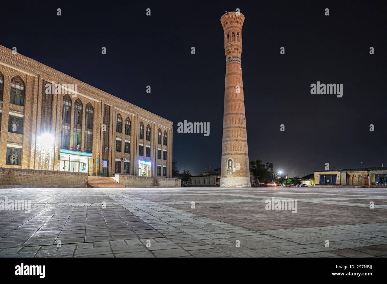 Minareto di Vobkent di notte, nella regione di Bukhara in Uzbekistan, in Asia centrale Foto Stock