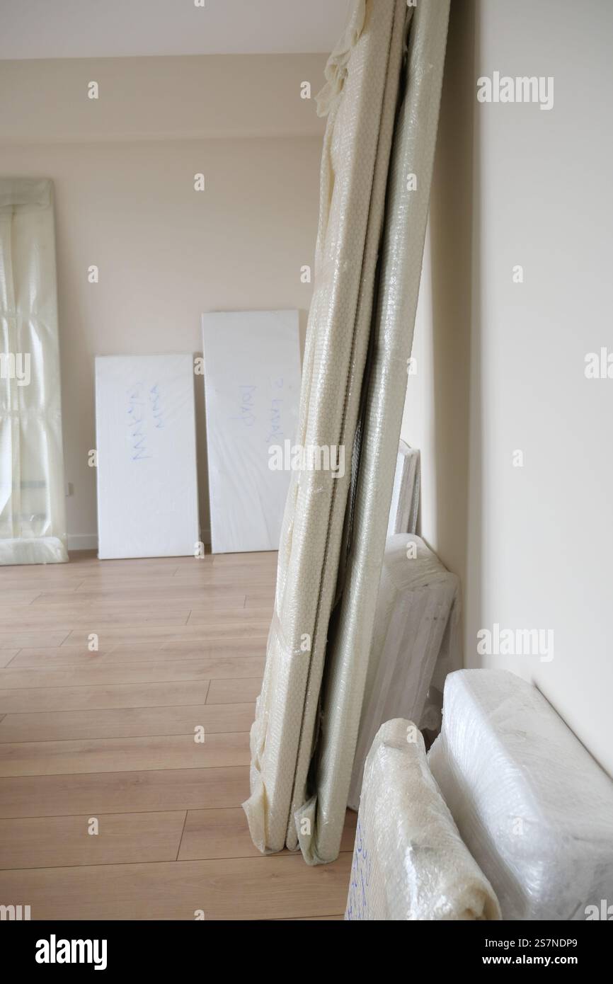 Camera vuota minimalista con mobili impilati e articoli confezionati Foto Stock